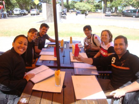 Dois casais de Palhoça/SC viajando de XT660, em Colônia Del Sacramento/URU, paramos para almoçar.